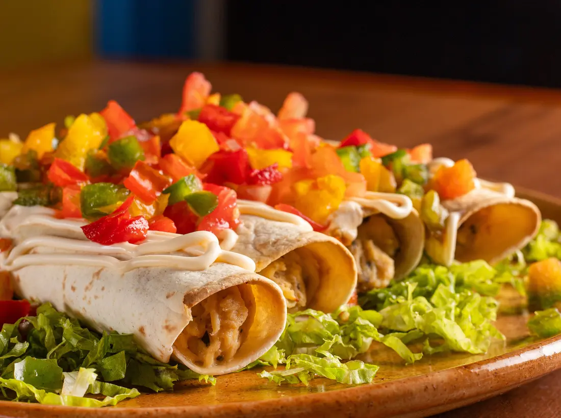 Mesa farta para comemorar no ' ~ marca ~ '